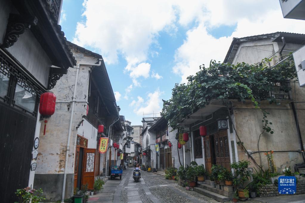 中国运动鞋服市场变天，安踏打破双巨头垄断，该品牌在国际上的影响力如何？游戏画面